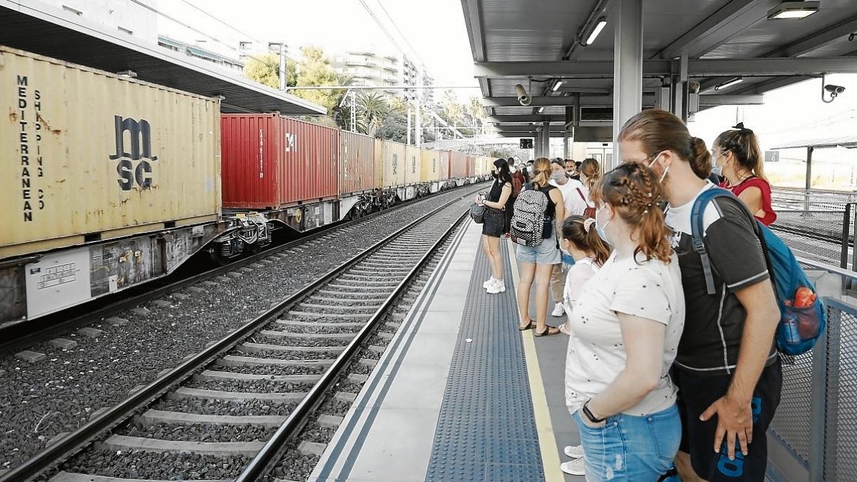 La plataforma es contraria al paso de los convoyes de mercancías por la línea litoral.