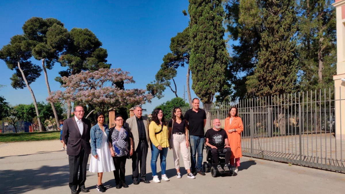 Miembros del comité activador de la Comunalitat Urbana Reus Sud, ayer al lado del CIMIR.