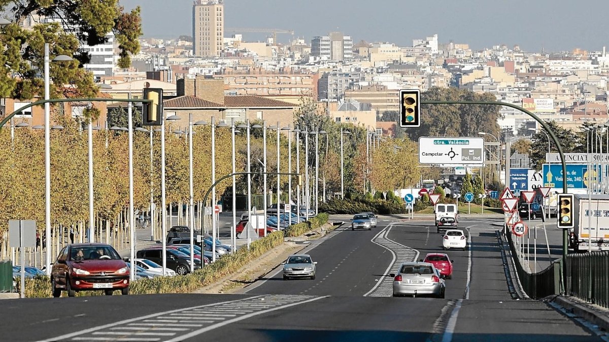 El Ayuntamiento pide que el tranvia discurra por una nueva plataforma que pase por los barrios de Ponent.