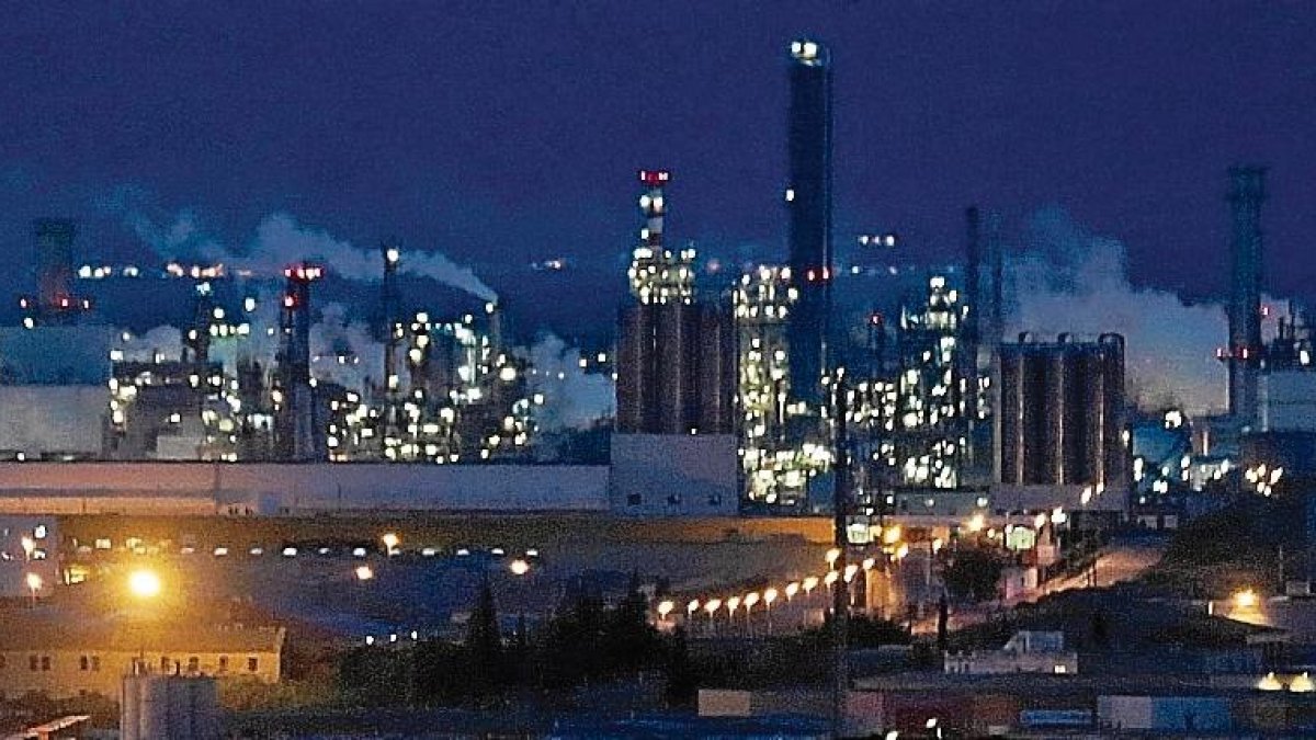 Una nueva moratoria amenaza inversiones en el polo petroquímico