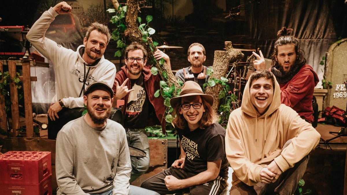 El grup Buhos participa en el concert solidari #Monsortirem a les Cases d'Alcanar.