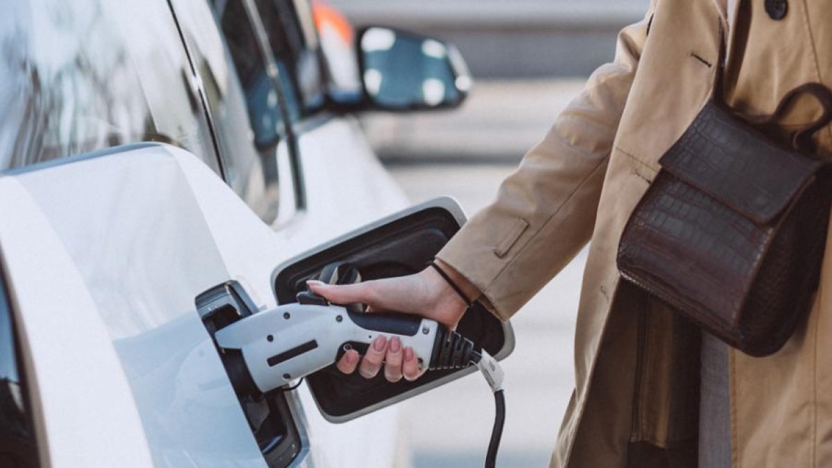 Los turismos electrificados son el 10,2% del mercado, con 6.323 unidades entregadas, lejos del objetivo para 2022 para cumplir el PNIEC.