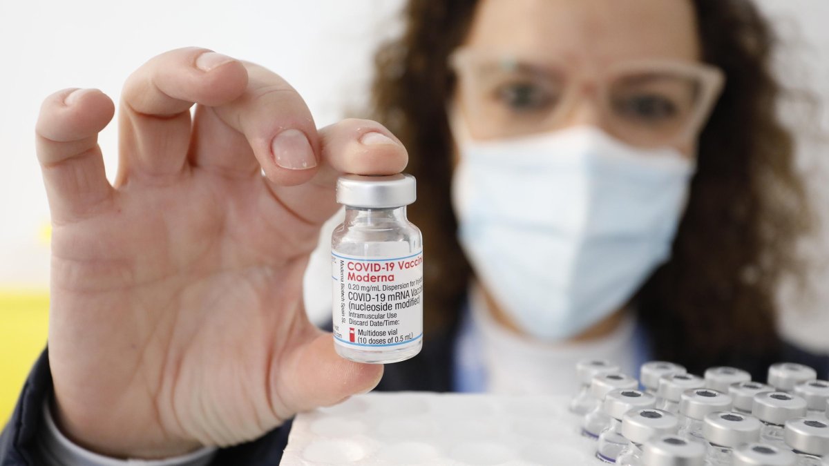 Un vial de Moderna, en el Palau d’Esports de Campclar.