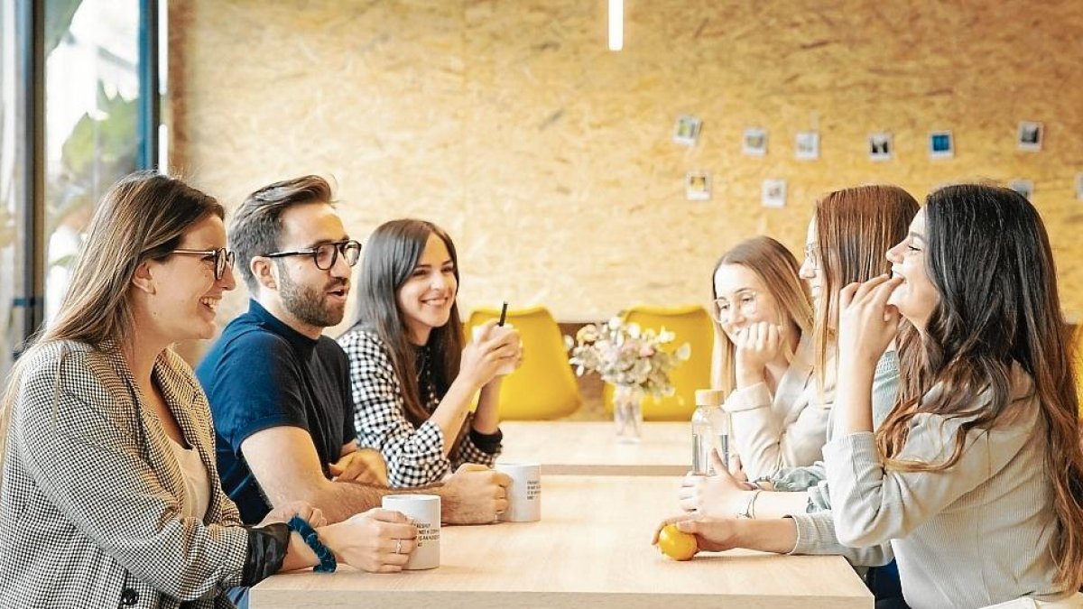 Parte del Freshly Team en las oficinas centrales de Freshly Cosmetics en Reus.