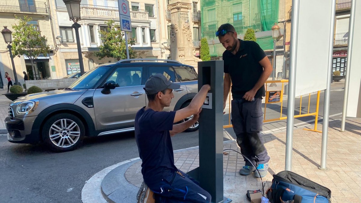Operarios trabajaban ayer en la instalación de la parte tecnológica.