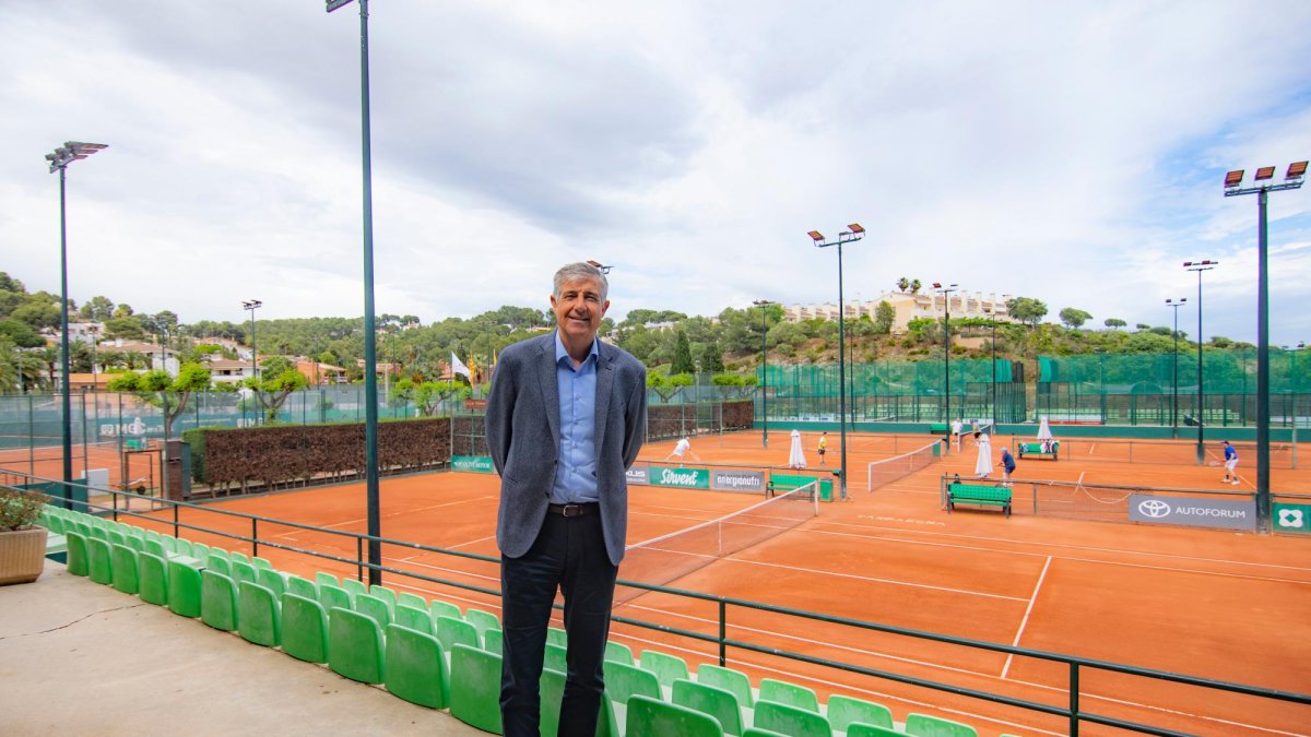 Luis Salas, junto a la pista central del Club Tennis Tarragona.