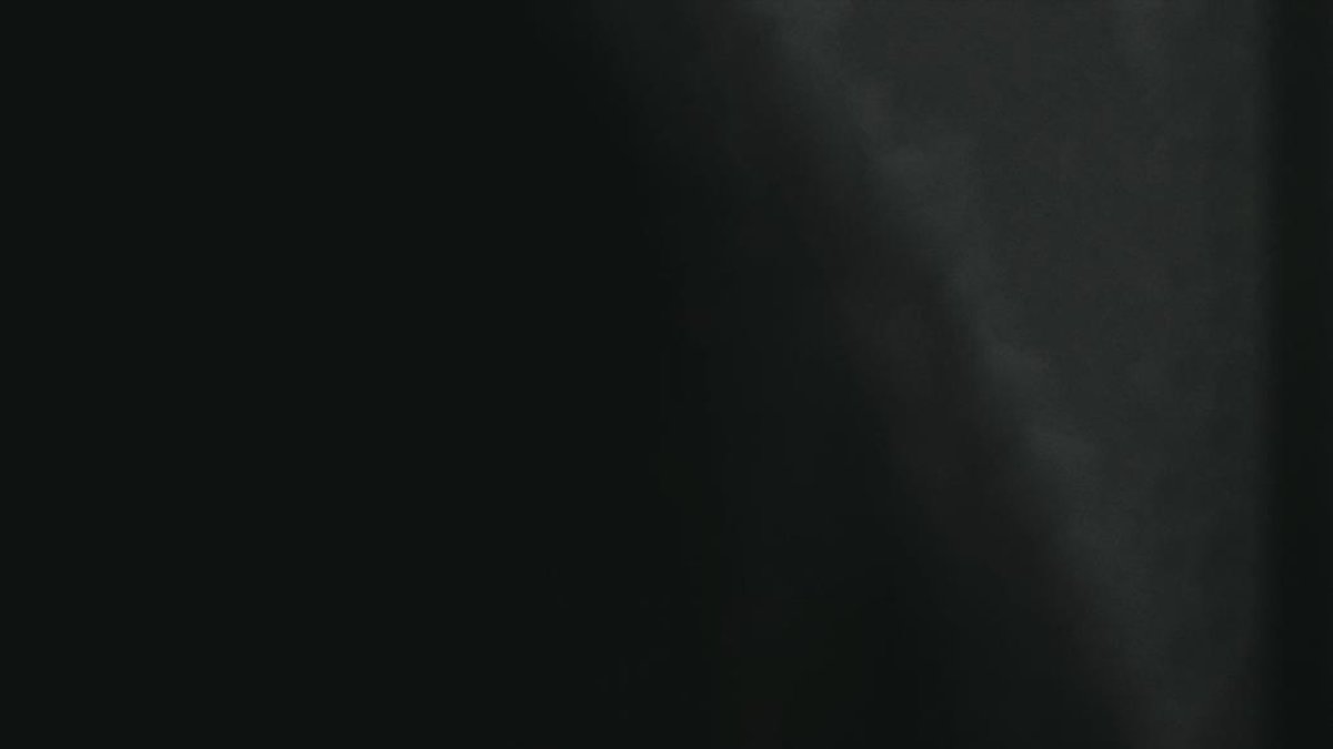 Blázquez, ayer, en su taller de la calle Major, mostrando su inseparable colgante.