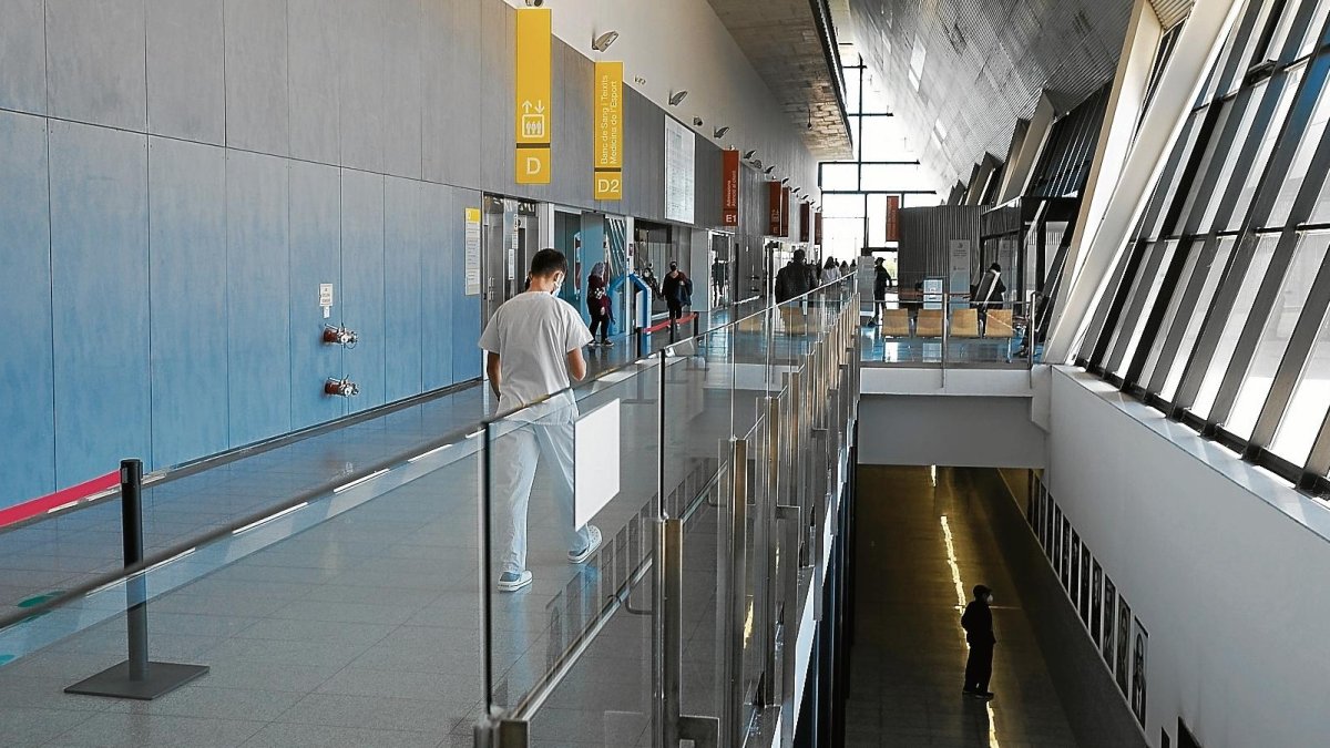 Una imagen del interior de las dependencias del Hospital Universitari Sant Joan de Reus, en la planta que da acceso a la calle.