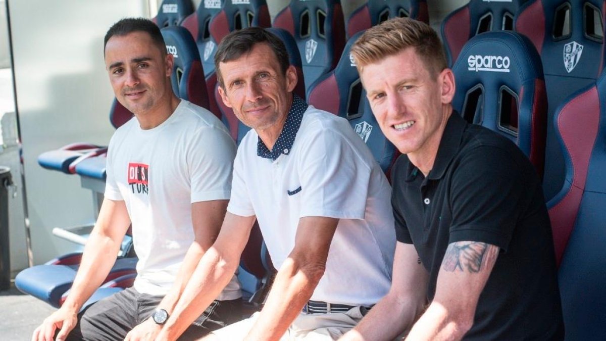 Mossa en el banquillo del Huesca junto a Alberto Martínez y Ziganda.