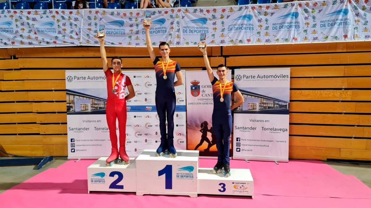 Pau García posa en lo alto del podio con la medalla de oro que le acredita como campeón de España de patinaje.