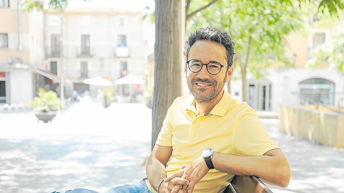 El alcalde de Vila-seca, Pere Segura, durante la entrevista en la plaza de la Església.