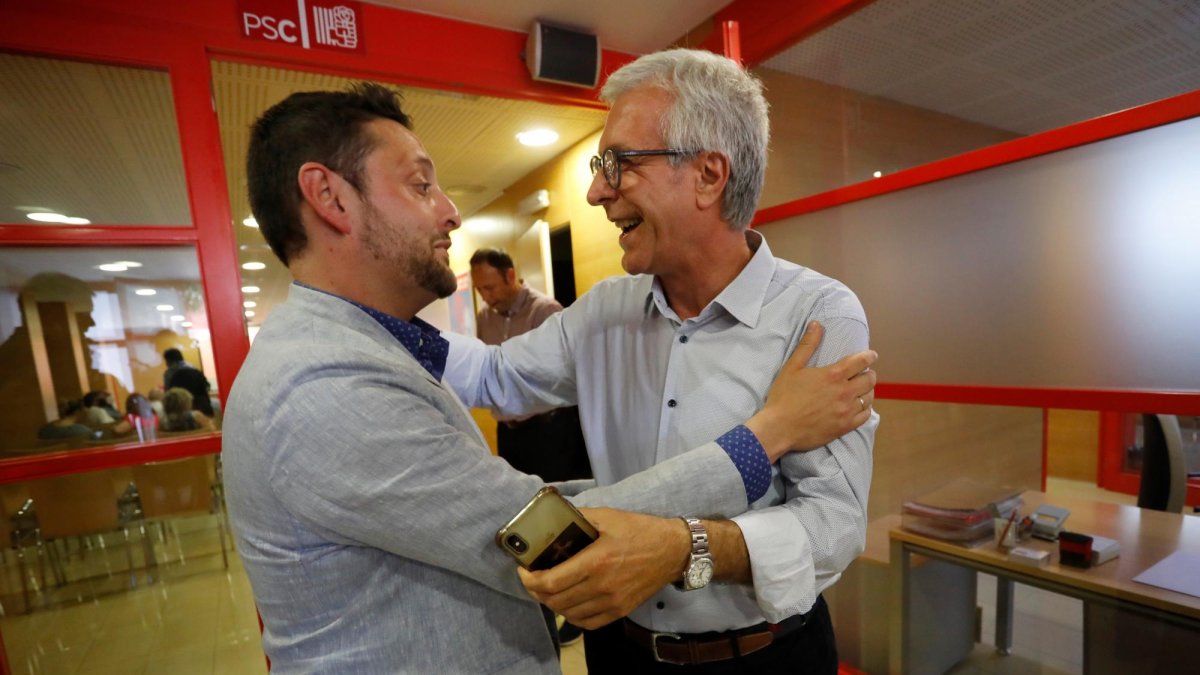 Viñuales y Ballesteros, ayer por la tarde, justo antes de la asamblea de militantes del PSC con Berni Álvarez en el fondo.
