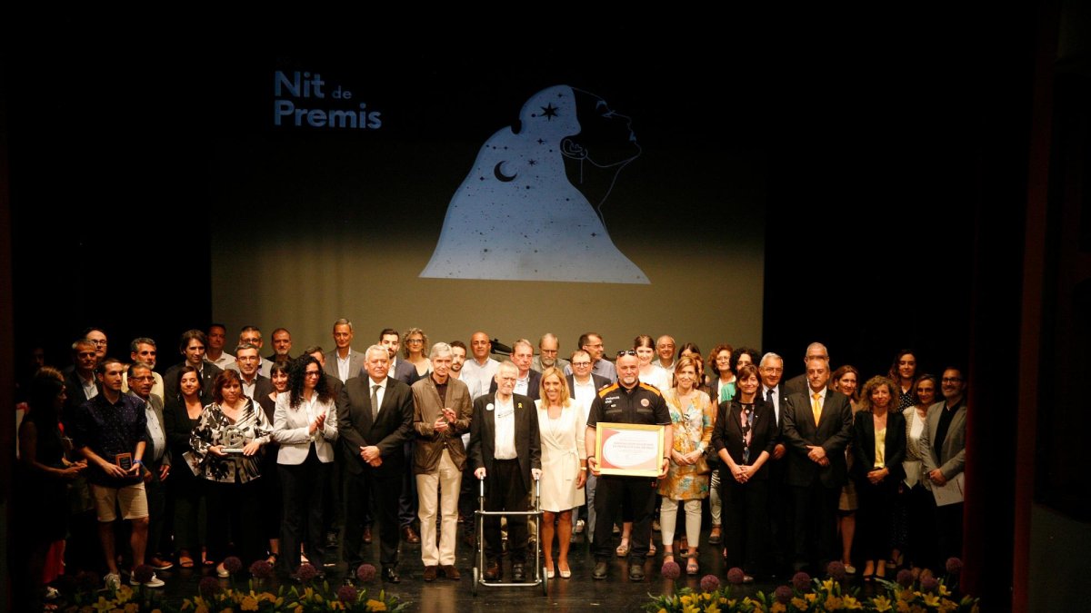 Tots els premiats es van posar al final de l’acte per a la