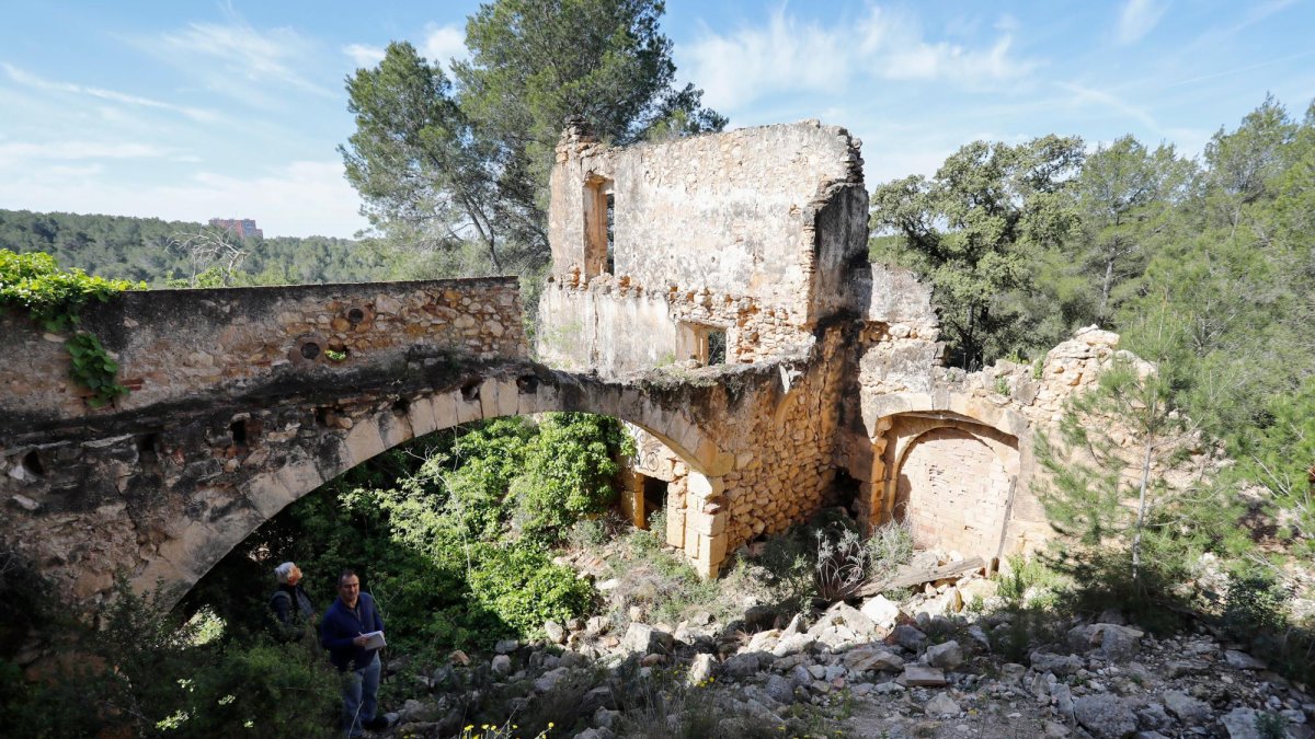 Apenas resiste el arco principal del Mas dels Arcs o Mas de l’Àngel.