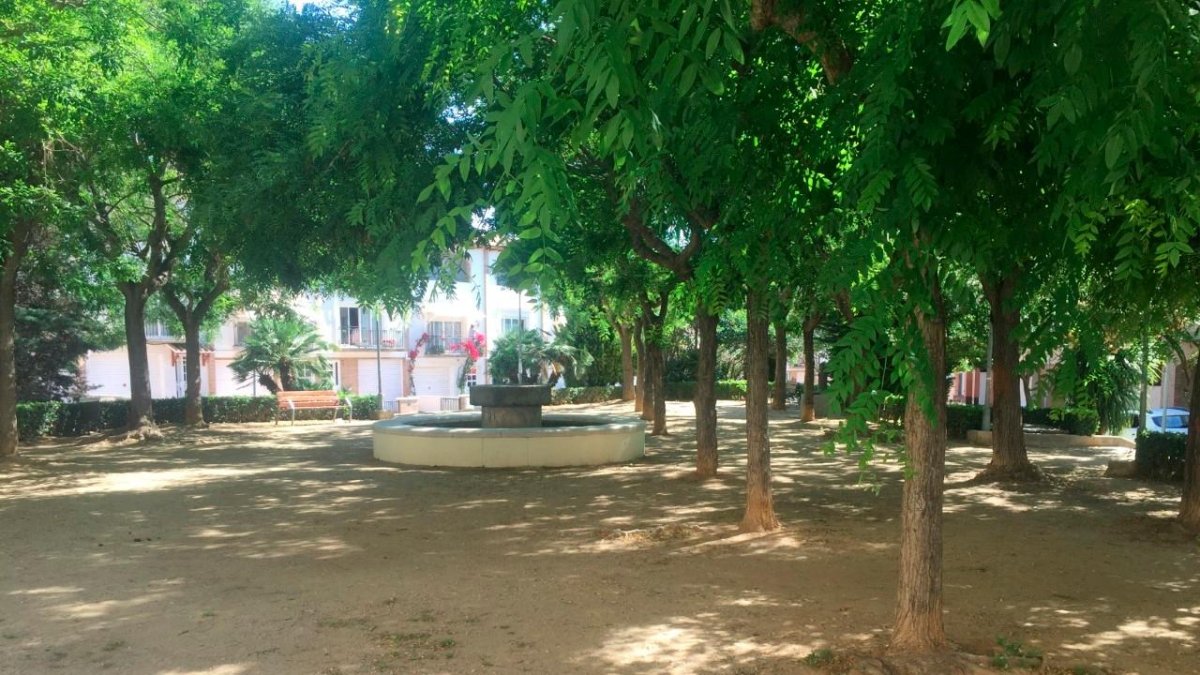 El parque que hay entre la avenida Baix Penedès y la calle Roquetes llevará el nombre de la activista social Anna Serra.