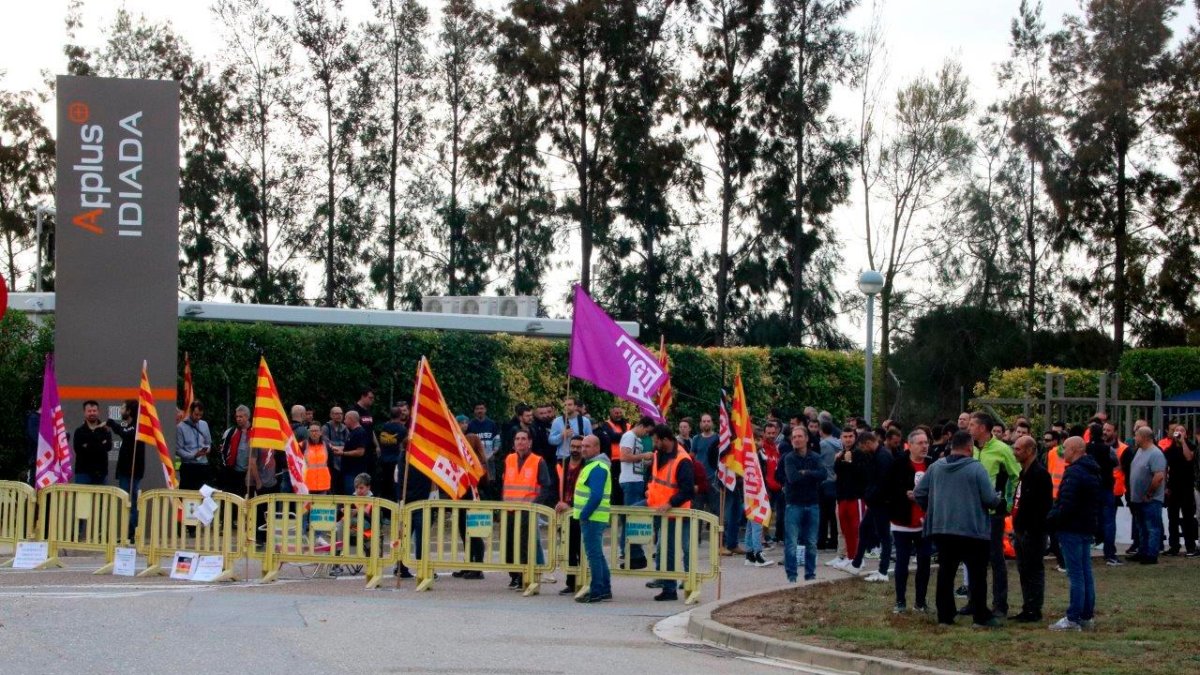 Los trabajadores en la puerta del centro.