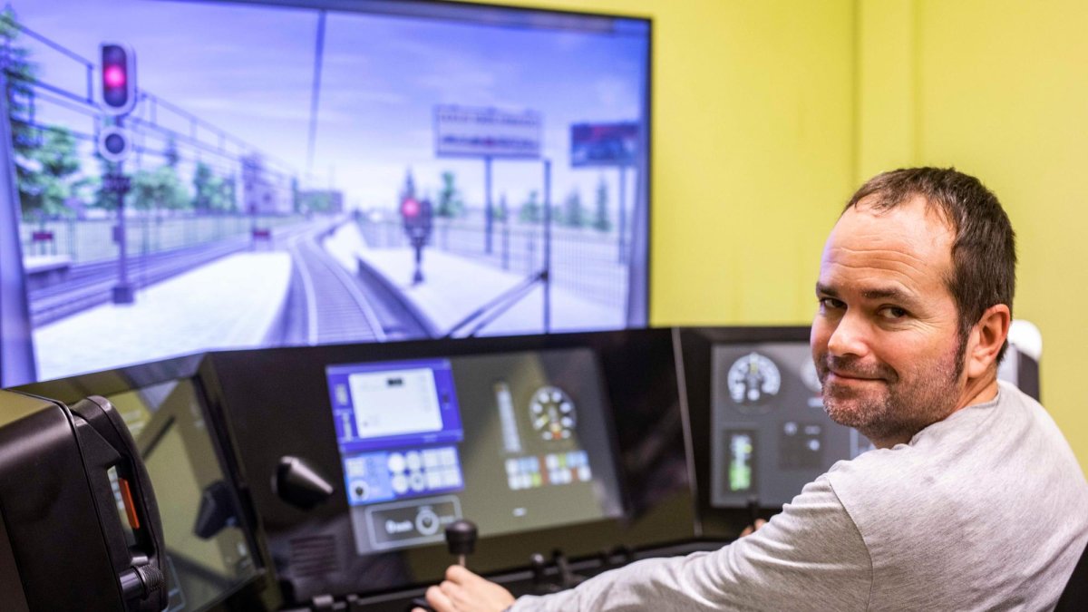 Abel Roig haciendo prácticas con el simulador de Tarragona.