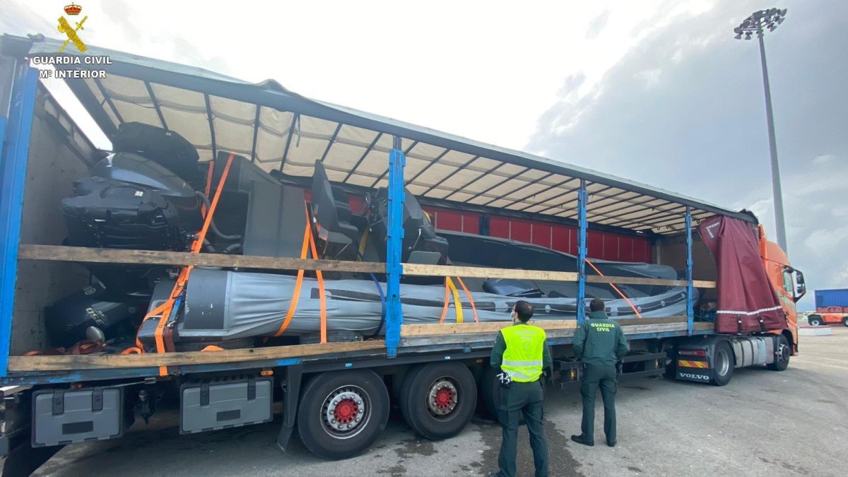 La narcolancha estaba escondida en un camión de gran tonelaje.