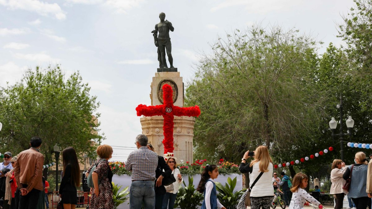 Durante todo el fin de semana, la Cruz de Mayo presidió la Plaça dels Carros.