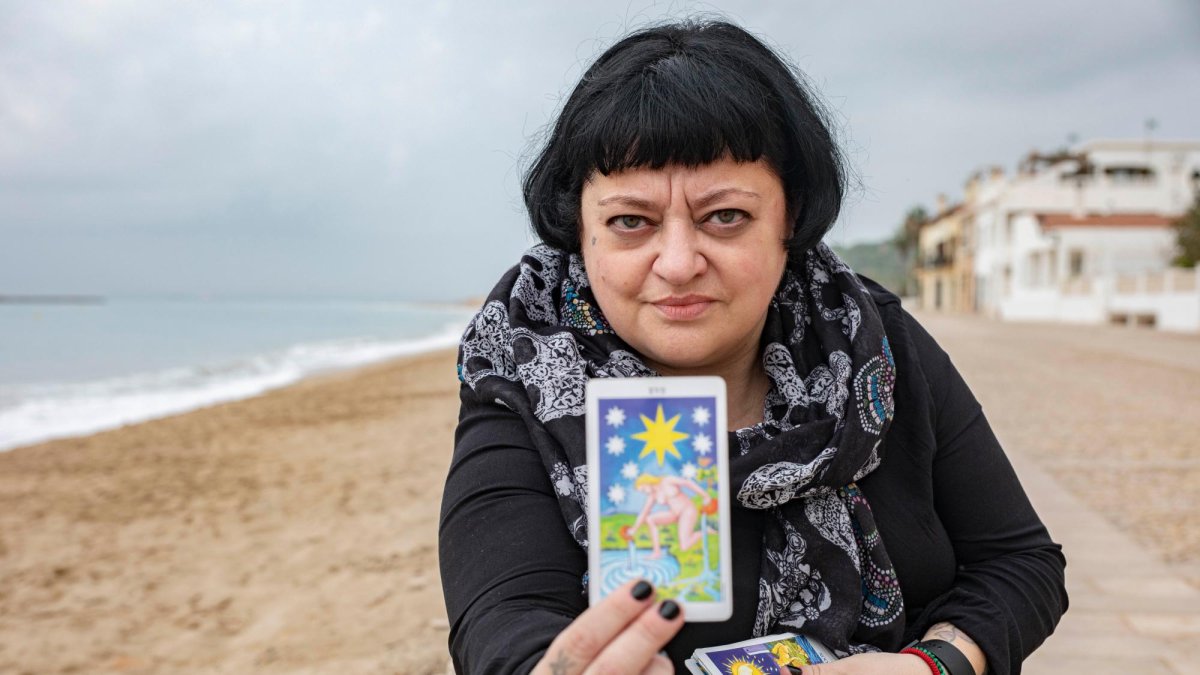 Elba Ruz muestra la carta de la Estrella del Tarot de Marsella, la que más energía le transmite.