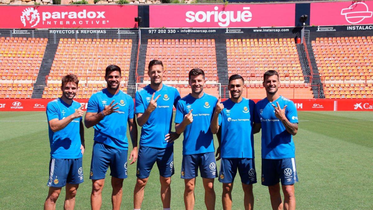 Carbia, Aythami, Édgar, Bonilla, Romera y Oriol posan indicando con la mano el número de ascensos que acumulan en sus carreras.