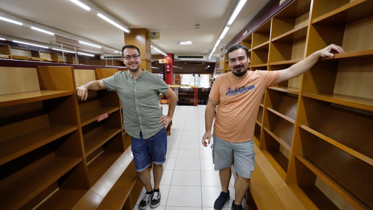 Picas y Collado, ayer en el local de La Capona, vacío de libros. Quien quiera ser socio puede hacerlo en la web www.lacapona.coop.