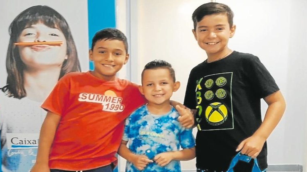 Un grupo de niños a los que se hizo entrega de los materiales.