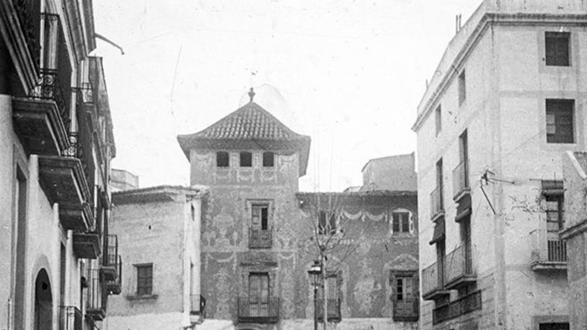 Obras en Quatre Fonts de El Vendrell, ¿el antiguo ‘pou comú’ o el de gaseosas Chaparro?
