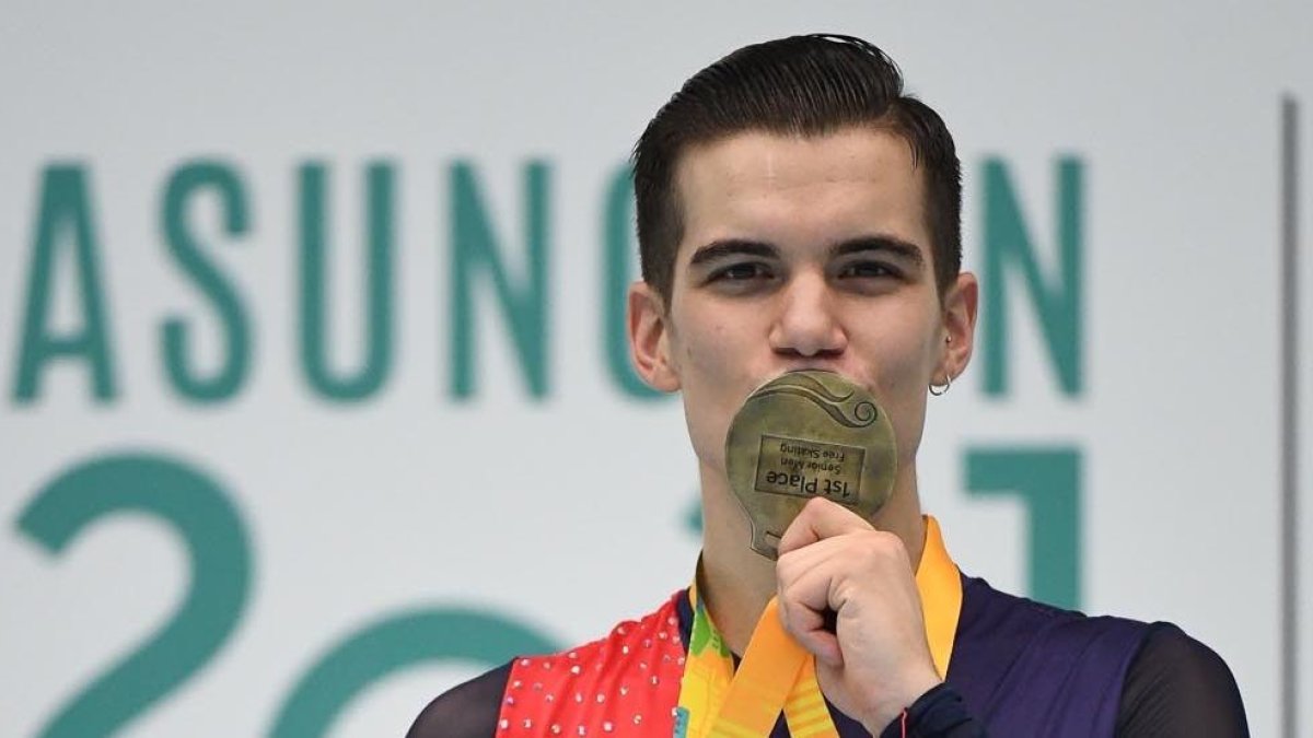 Pau García posa con la medalla de campeón del mundo.