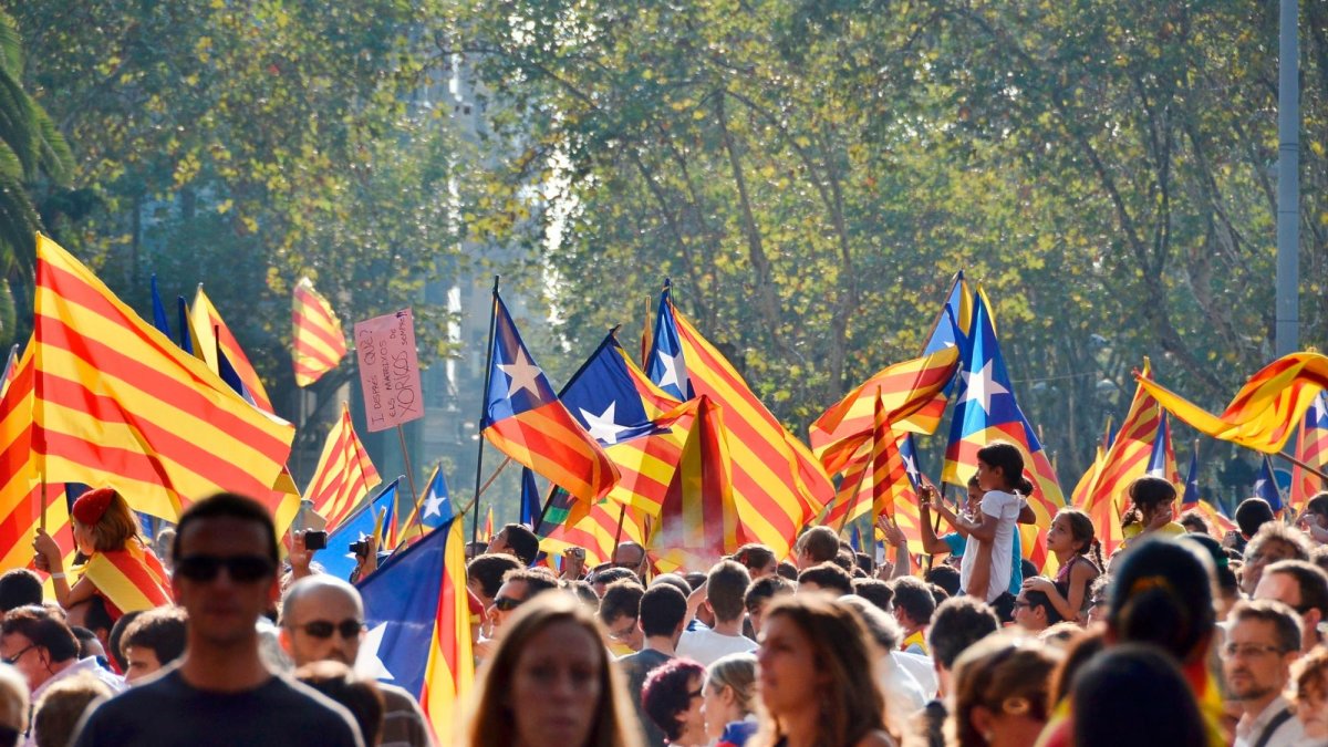 Asistentes entre estelades en la manifestación de la Diada del año 2012, la primera multitudinaria.