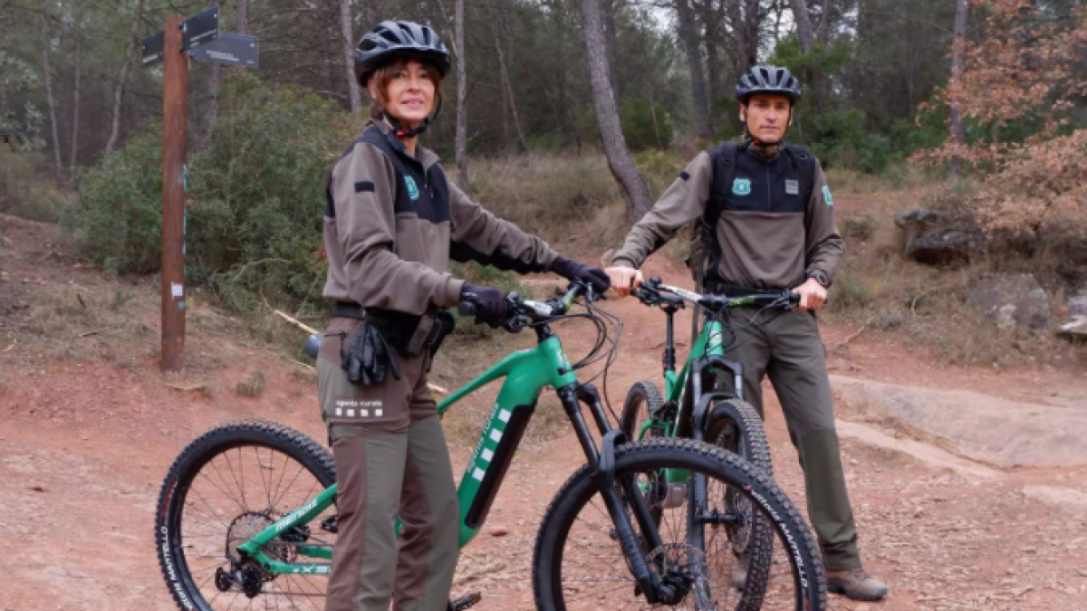 Efectivos de Agents Rurals con las nuevas bicicletas.