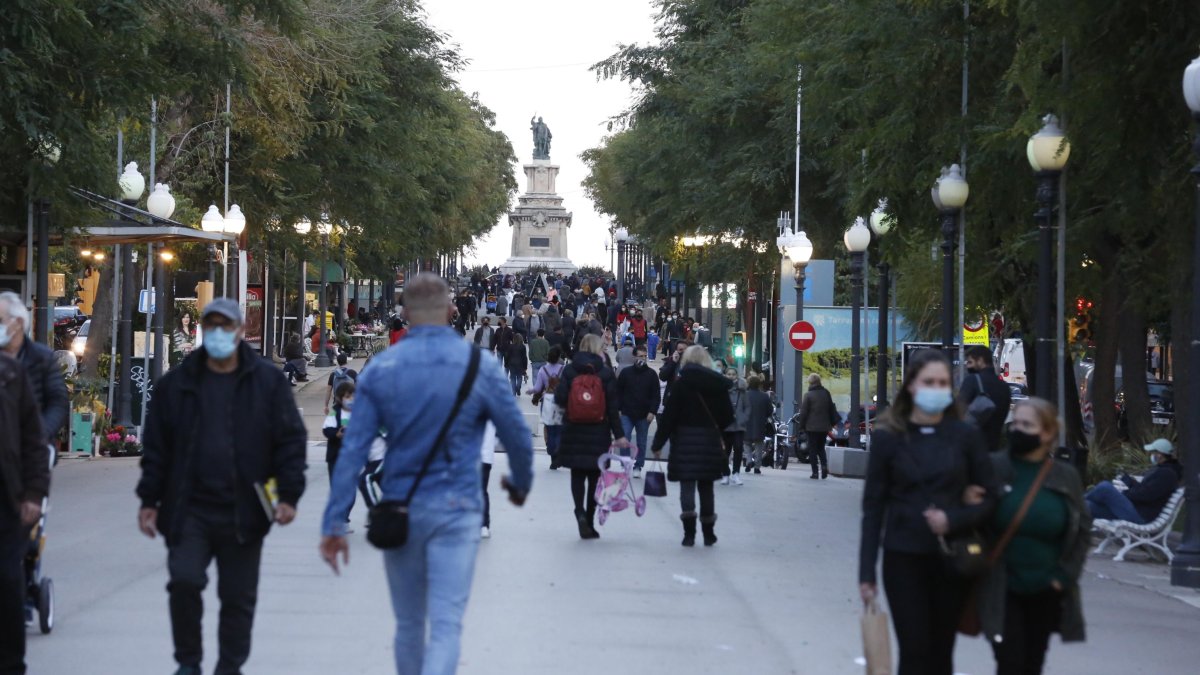 Gente paseando por la Rambla Nova con mascarillas.
