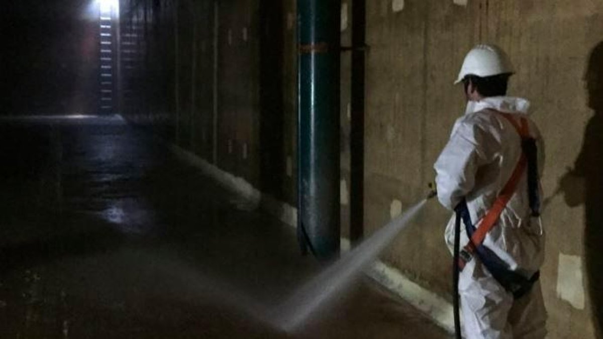 Limpieza de uno de los depósitos de agua de El Vendrell.