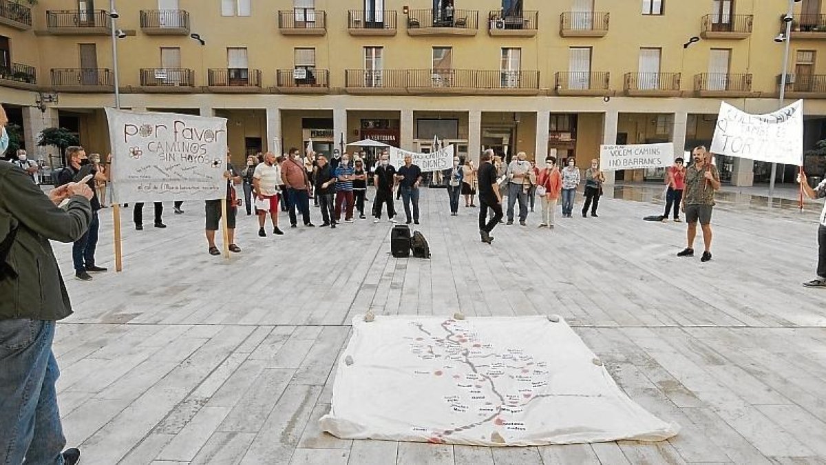 Els veïns van ocupar la plaça de l’Ajuntament.