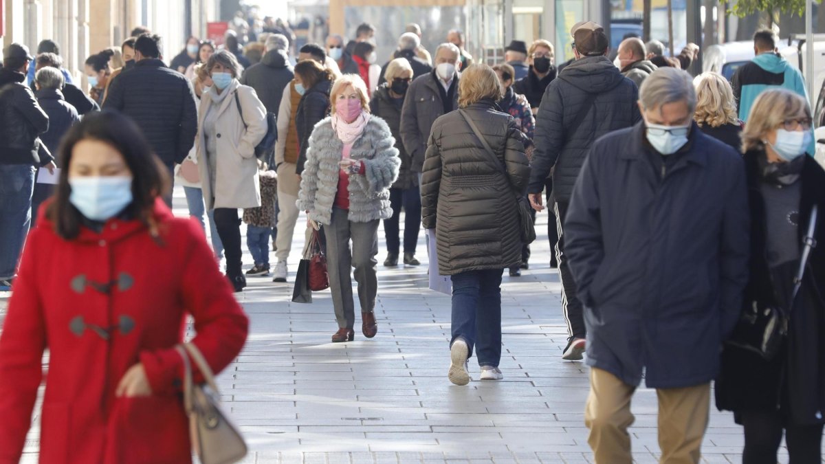 Gente paseando por la calle.