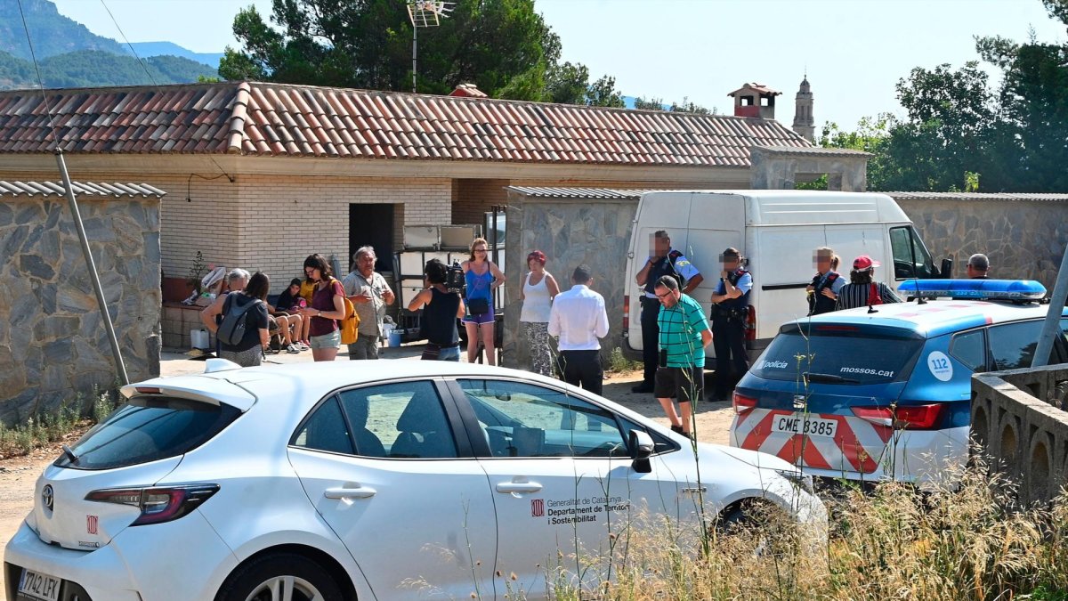 Varios familiares se acercaron ayer por la mañana a la casa porque es cuando se preveía la entrada para derrumbarla.