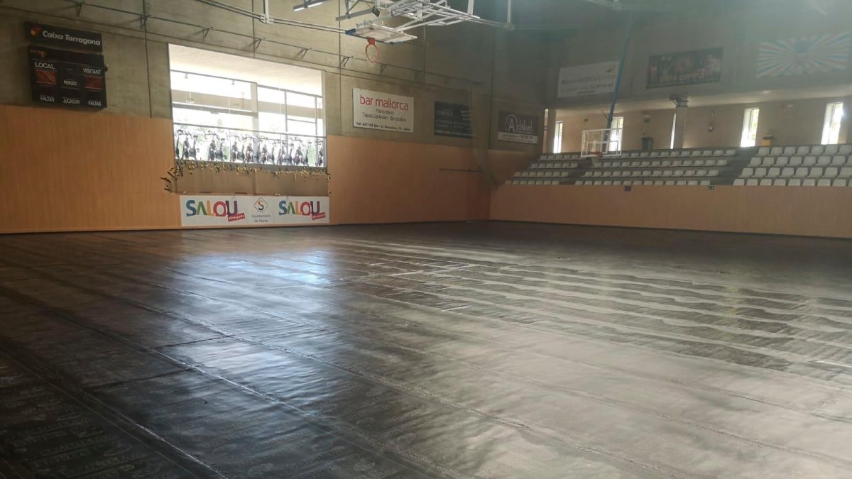 Aspecto del pabellón de Salou Centre, antes de empezar la instalación del nuevo parqué.