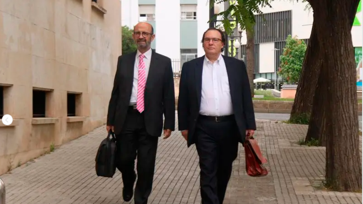 El ex alcalde de Torredembarra (derecha), Daniel Masagué, entrando a la Audiencia de Tarragona.