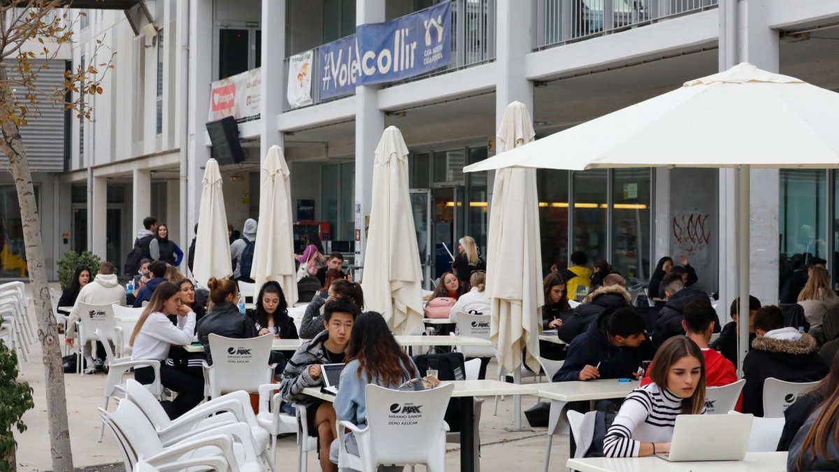 Alumnos en la plaza central del Campus Catalunya.
