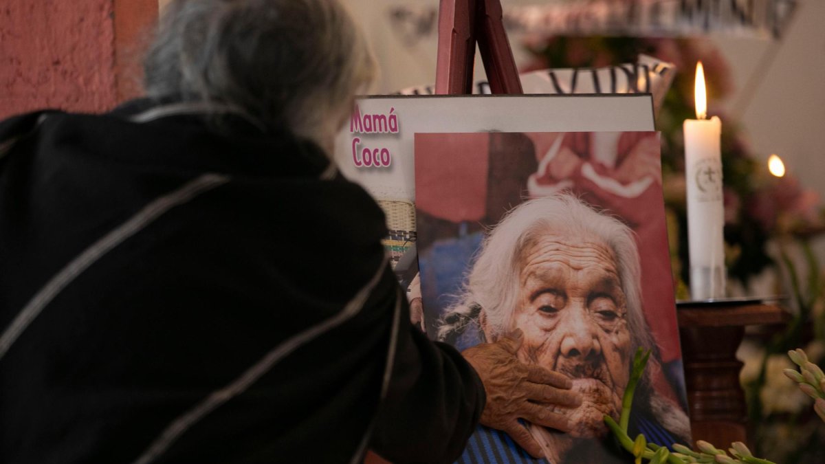 El féretro de la anciana estuvo en su casa, donde recibió a cientos de personas para homenajearla.