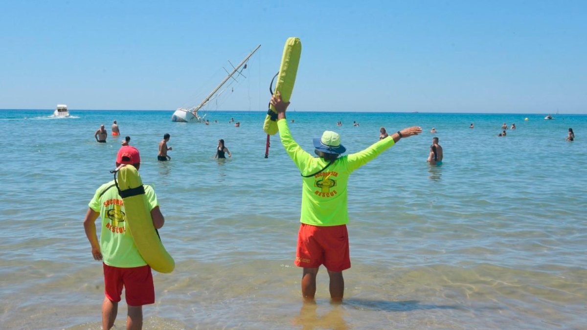 El Ayuntamiento de El Vendrell todavía debe el pago a los socorristas de las playas