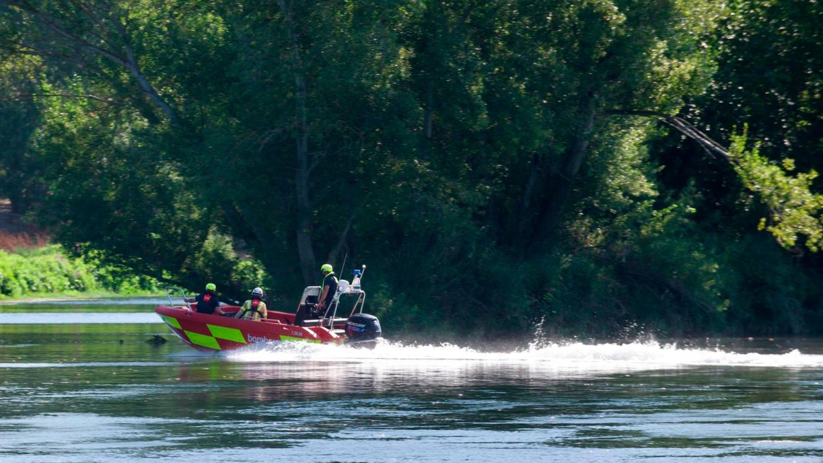 Reanudan este martes la búsqueda de un joven arrastrado por la corriente del río Ebre