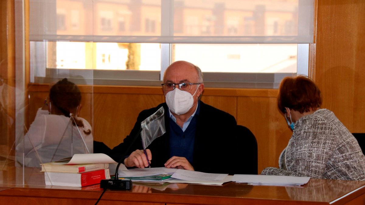Las dos condenadas –de espaldas– con su abogado el día del juicio en la Audiencia Provincial.
