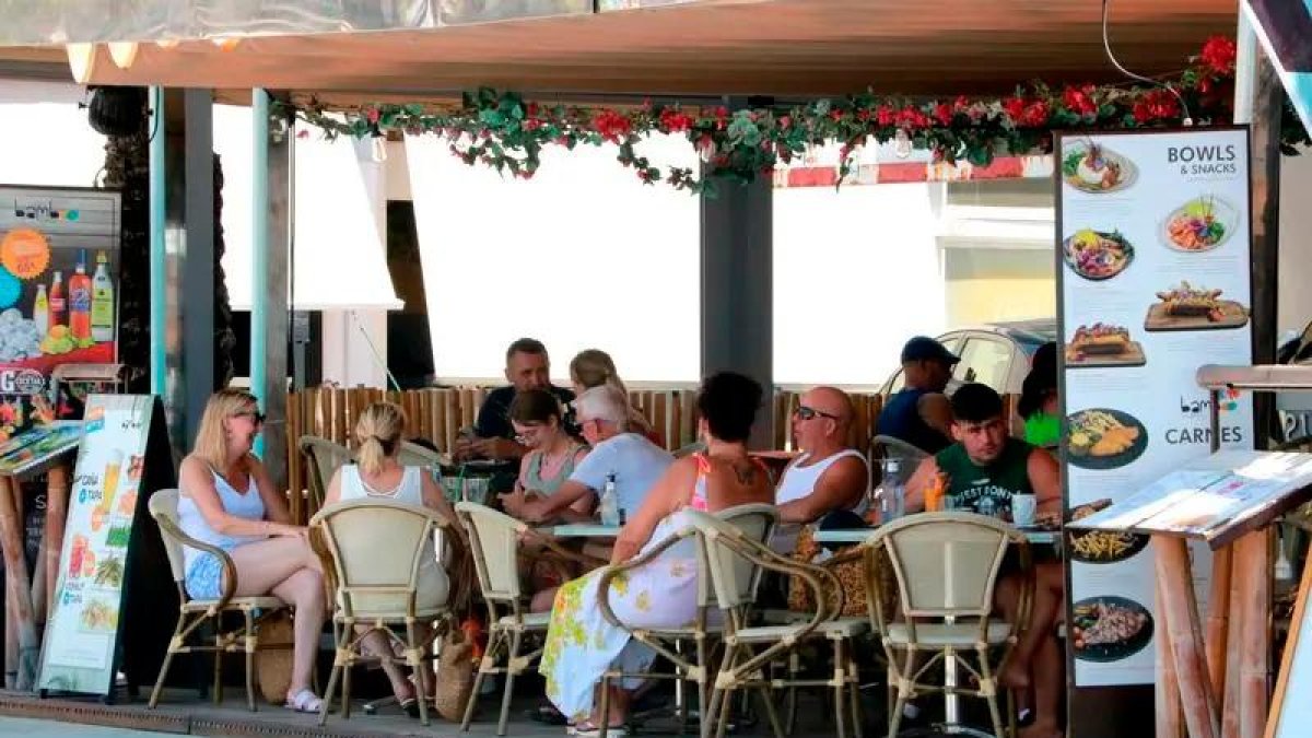 Las terrazas de los restaurantes del Passeig de Salou evidencian el buen momento del sector.