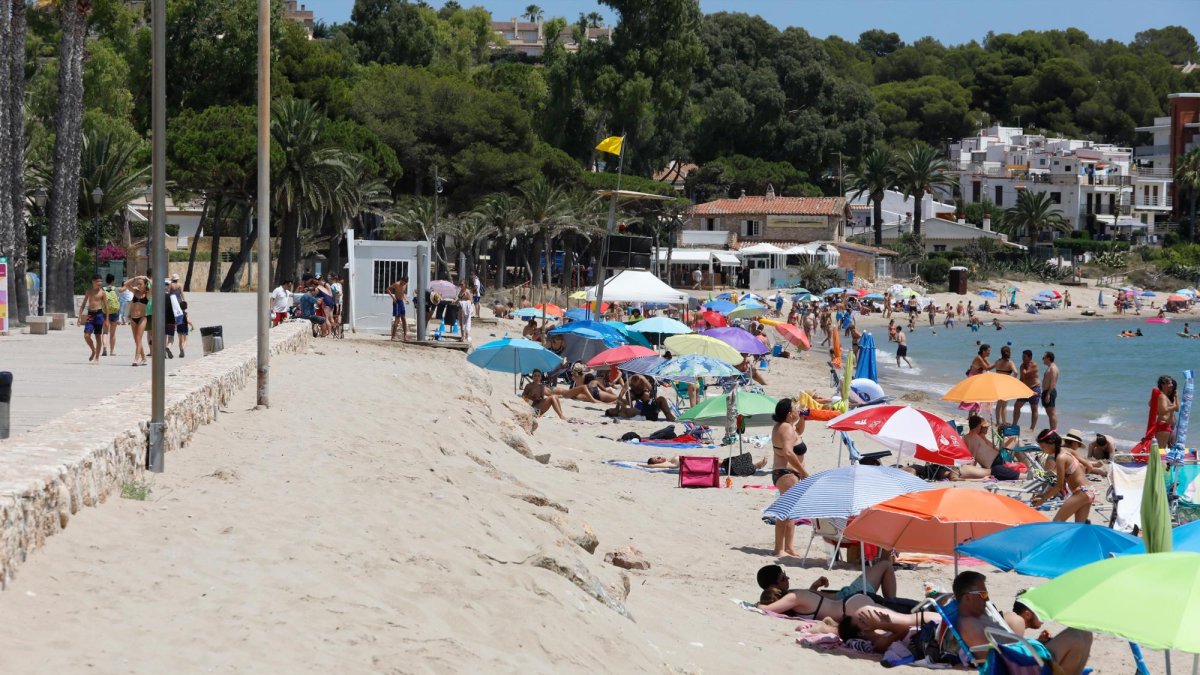 La playa de Altafulla ha recuperado parte de la arena, pero se requieren más sedimientos.