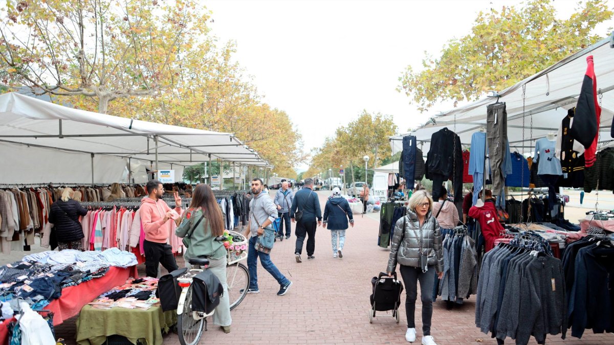 El mercado ambulante de Salou, que se celebra los lunes, se reduce prácticamente a una cuarta parte de paradas en invierno.