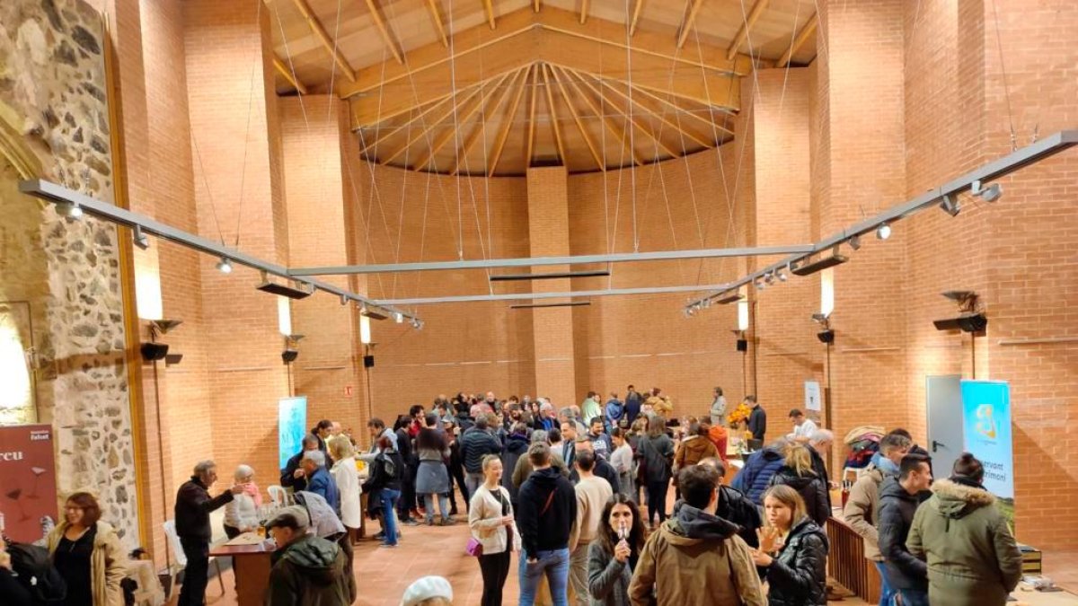 Participants i assistents gaudint de la fira vitivinícola a Falset.