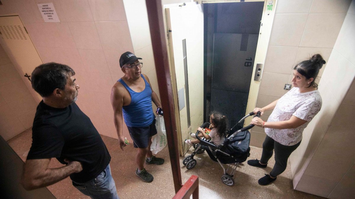 Víctor Soto, secretario de la comunidad, y María Jiménez.