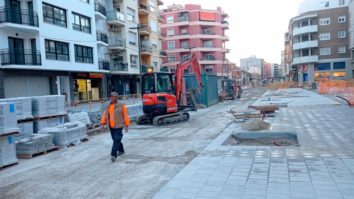 Los operarios ultiman los trabajos en la plaza Aragó, el tramo que ya está prácticamente finalizado.