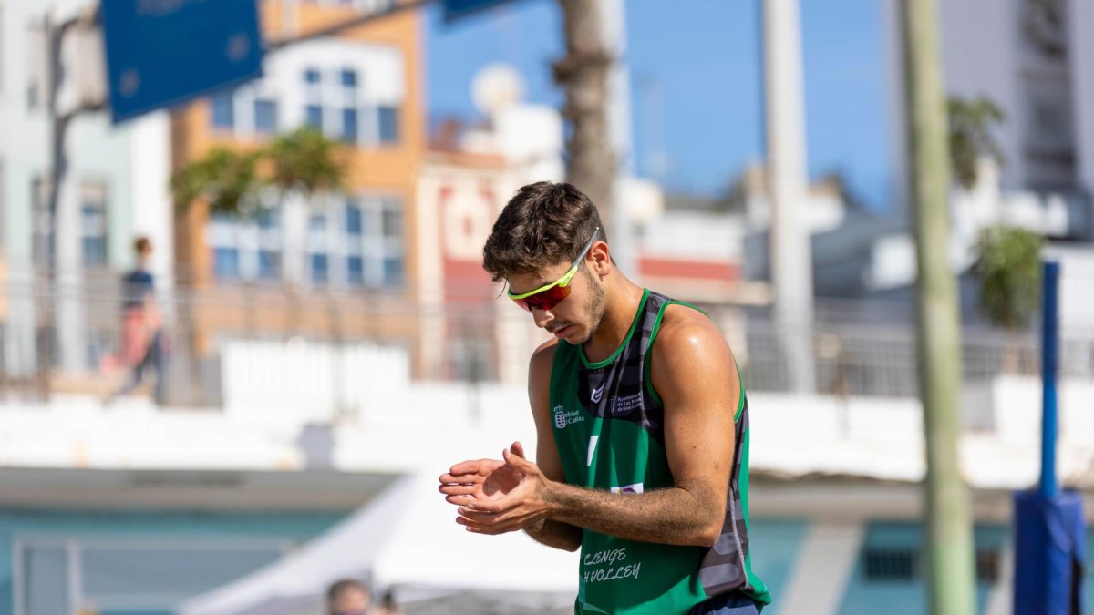 Saucedo también es un destacado jugador en la disciplina de voley playa.